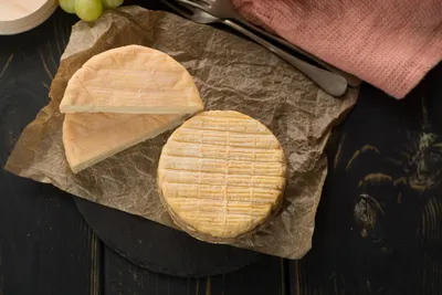 Tagliere di formaggi a crosta lavata