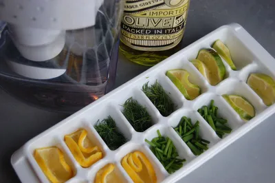 Użyj Foremek na Lód do Ziół