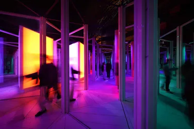 İndirimli Oyuncakçıdaki Ayna Labirenti