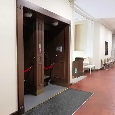 Katlar Arasında Duraklayan Asansör