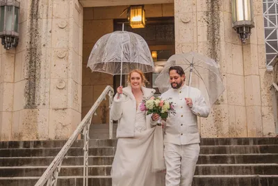 Yağmur Altındaki Adliye Basamakları