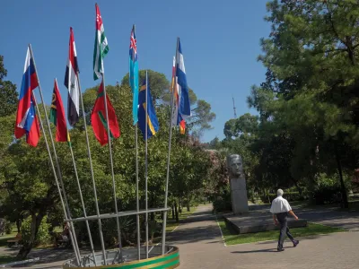 Riwiera z flagami, które do siebie nie pasują (Abchazja)