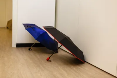 Otwarcie parasola wewnątrz pomieszczenia