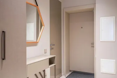 Bagua‑Spiegel über Türdurchgängen