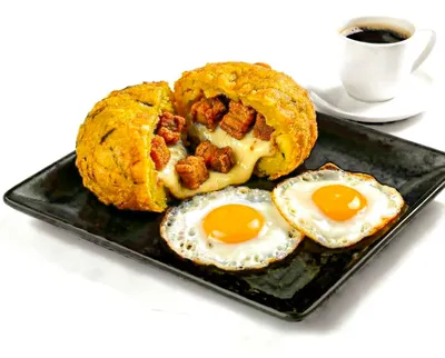 Bibingka z solonym jajkiem i serem