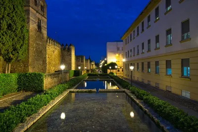 Nocny mit o wodzie w Generalife